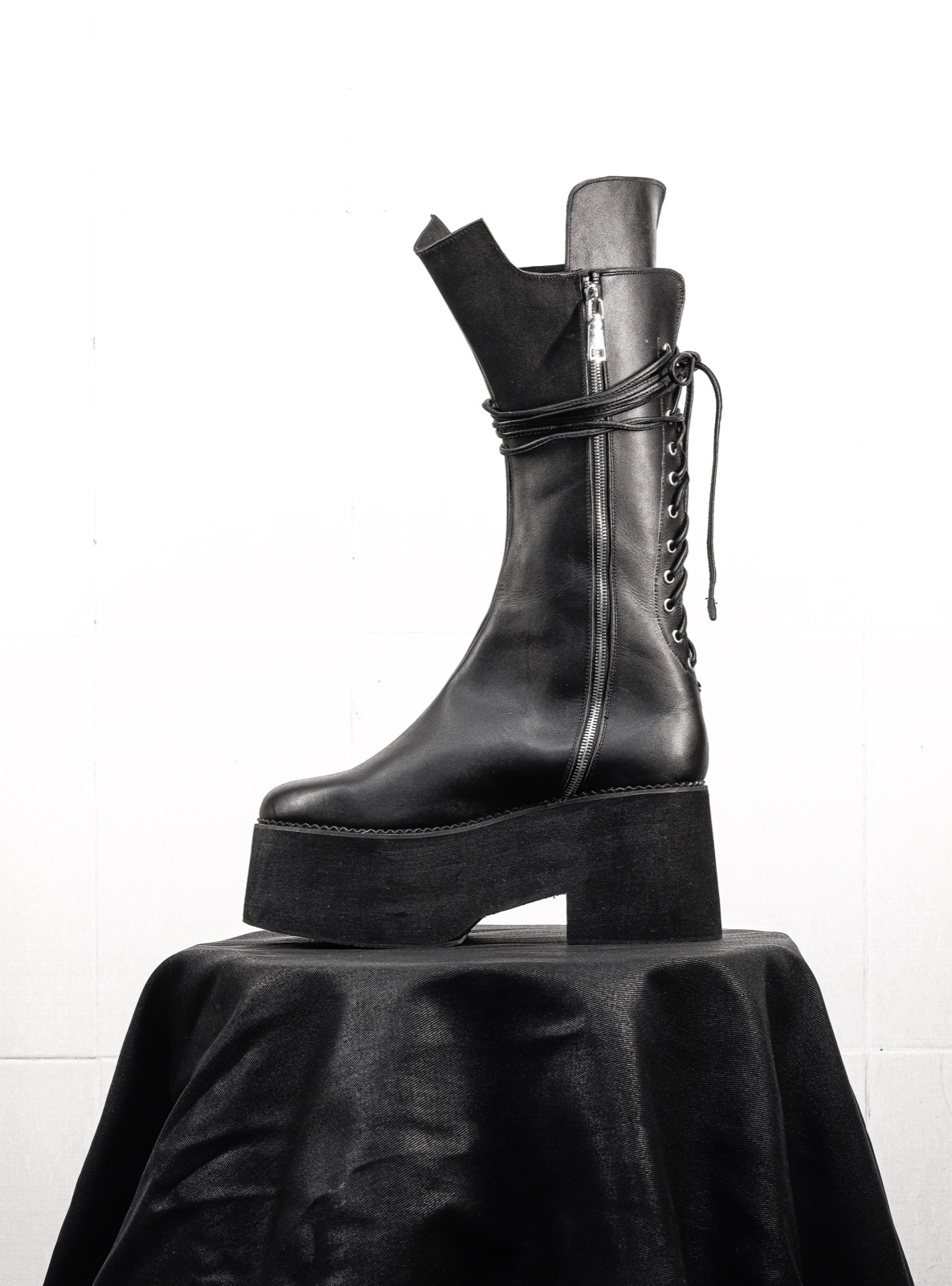 CRÜZØR PRAVAHA platform boot, rear view of the wrap-around leather lace system