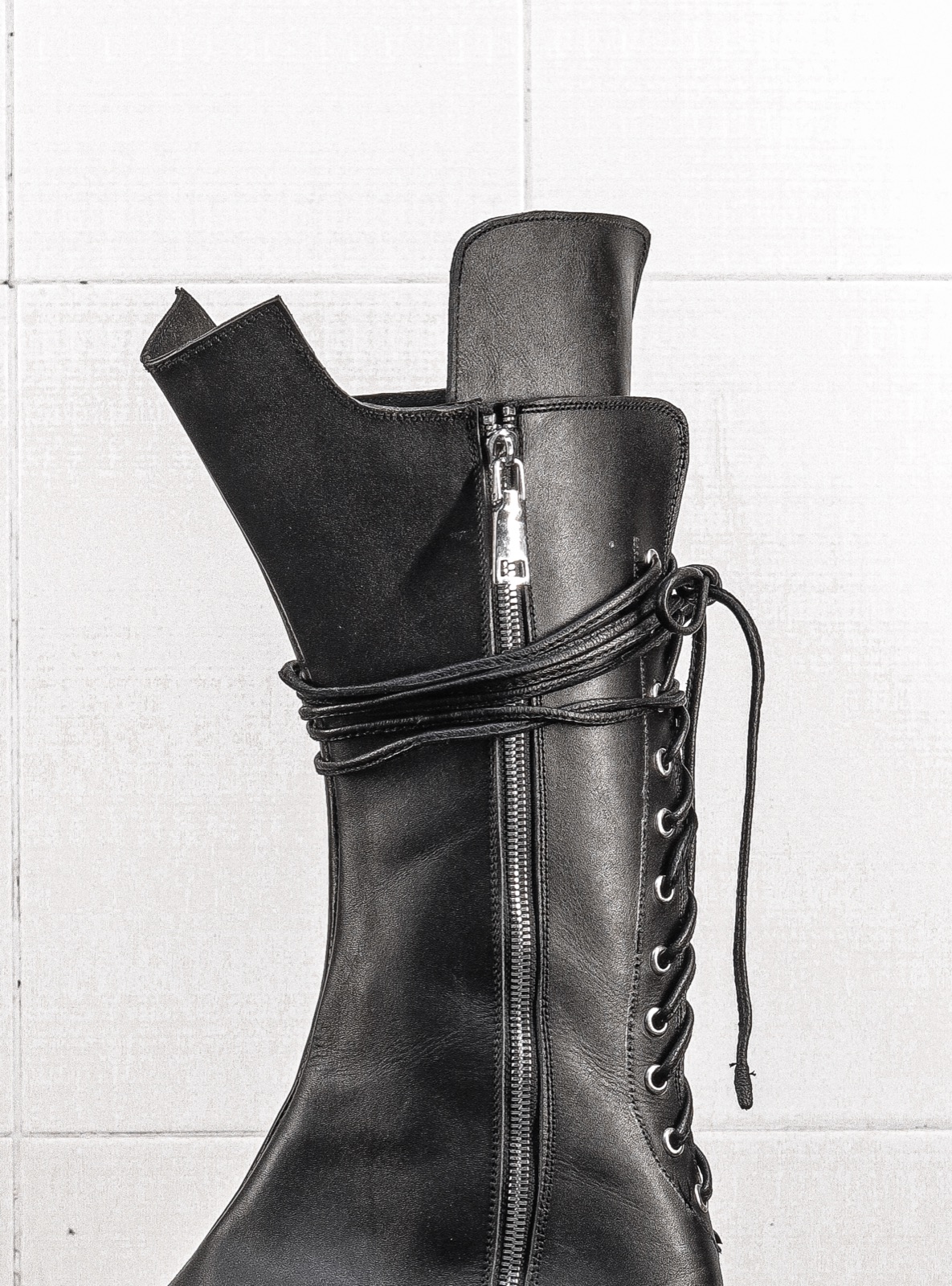 Close-up of the concealed YKK zip running the full inner shaft of the CRÜZØR PRAVAHA boot